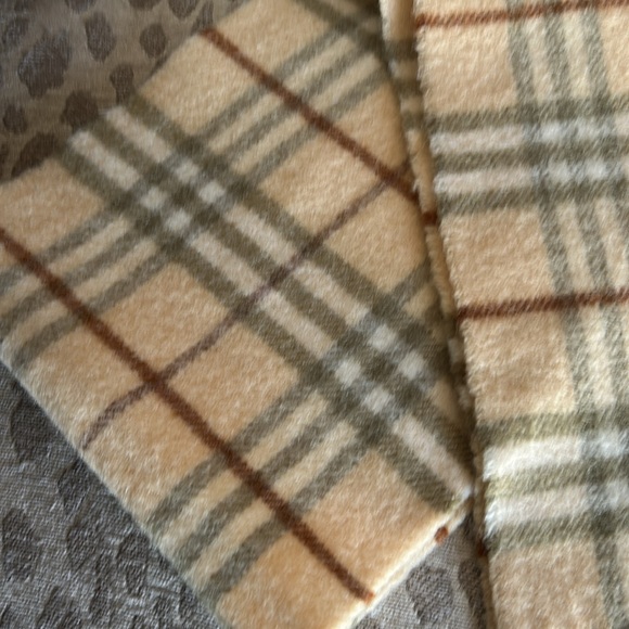 Authentic Vintage BURBERRYS Burberry Check 100% Lambswool Scarf 46” x 8” - Picture 9 of 9